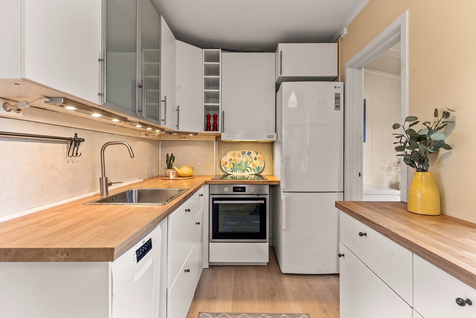 Kjøkkenet ble oppgradert og utvidet i 2023 med nye underskap og benkeplate i laminat. Galleribilde