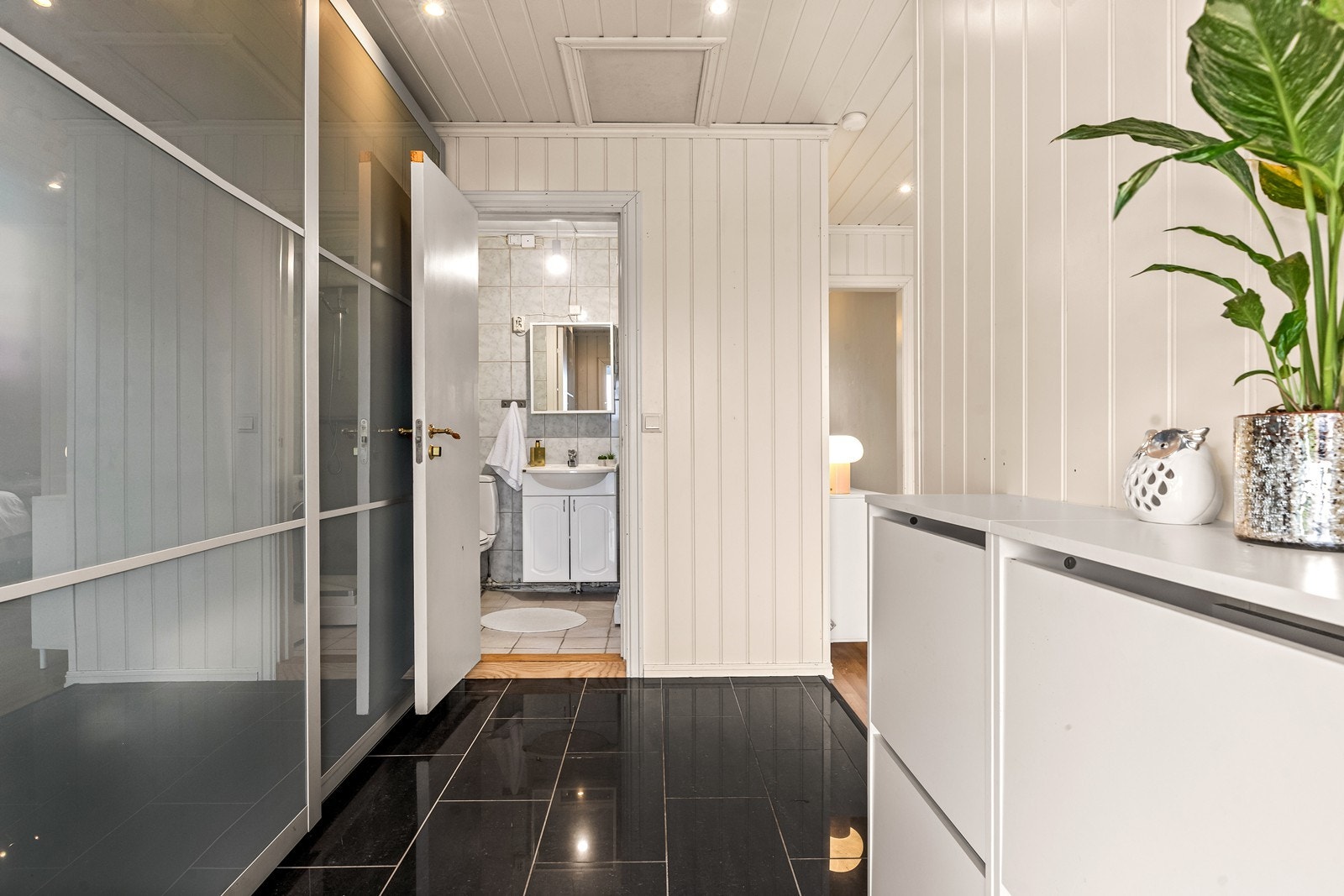 Fra gangen er det tilgang til badet og videre inn i boligen. Galleribilde