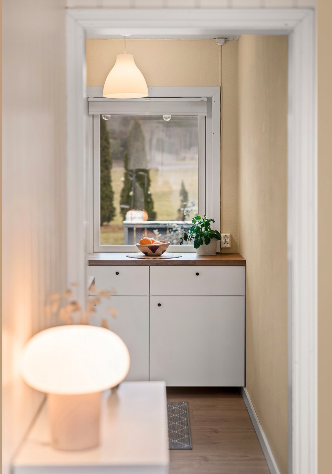 En varmtvannstank på ca. 120 liter fra 2014 er plassert i et av benkeskapene. Galleribilde