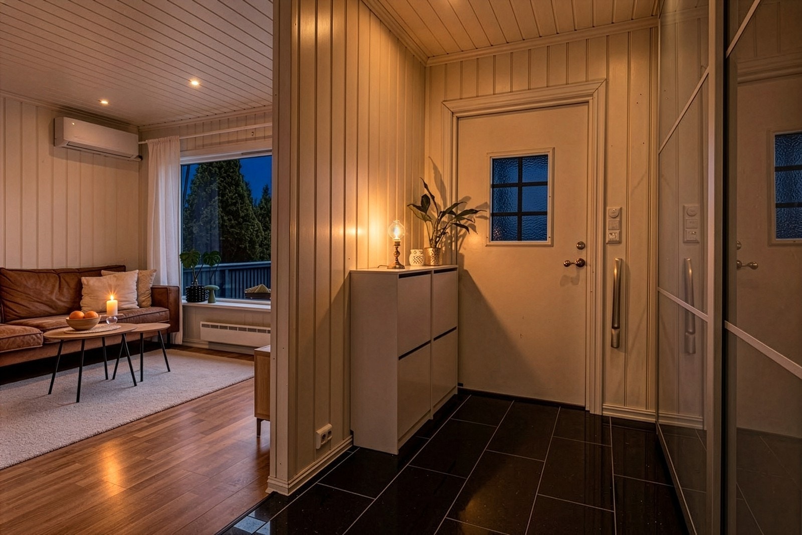 En isolert ytterdør med 3-lags isolerglass ønsker deg velkommen inn. Galleribilde