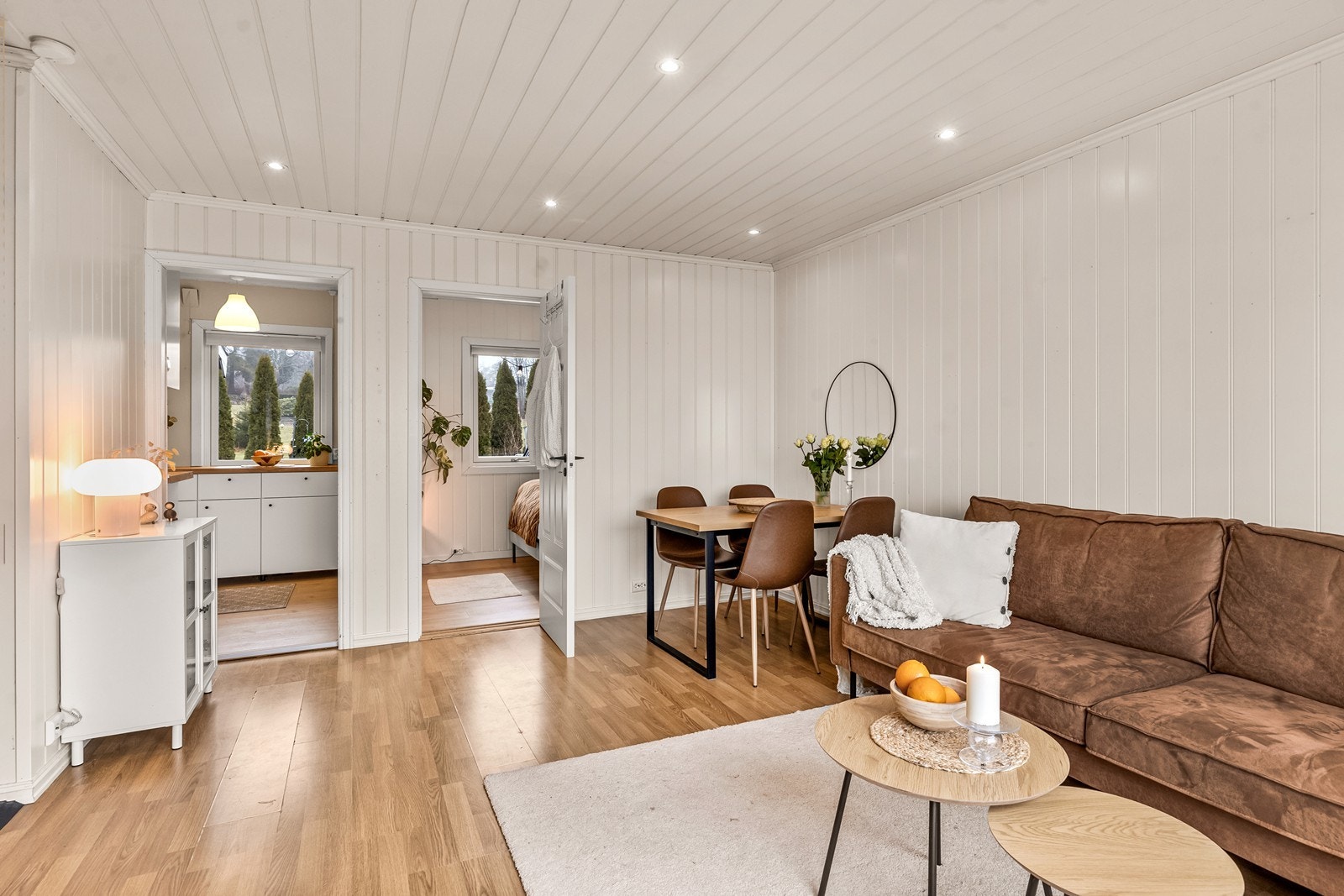 Fra stuen er det åpen tilgang til kjøkken og soverom, noe som gir en god romflyt. Galleribilde