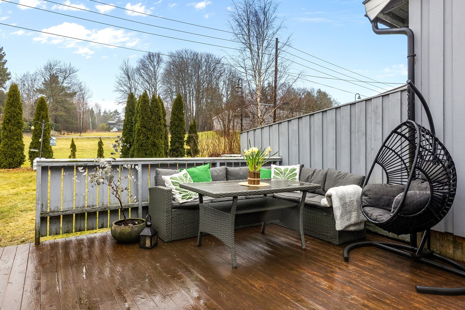 Den ene markterrassen har god plass til en hyggelig sittegruppe. Galleribilde