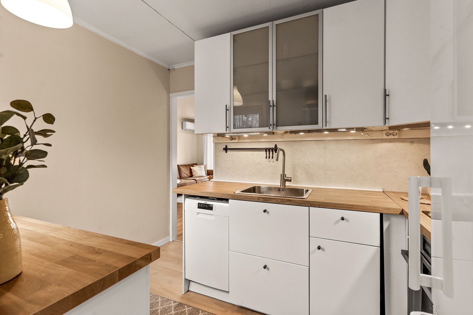 Innredningen har glatte fronter, med integrert komfyr og platetopp. Galleribilde