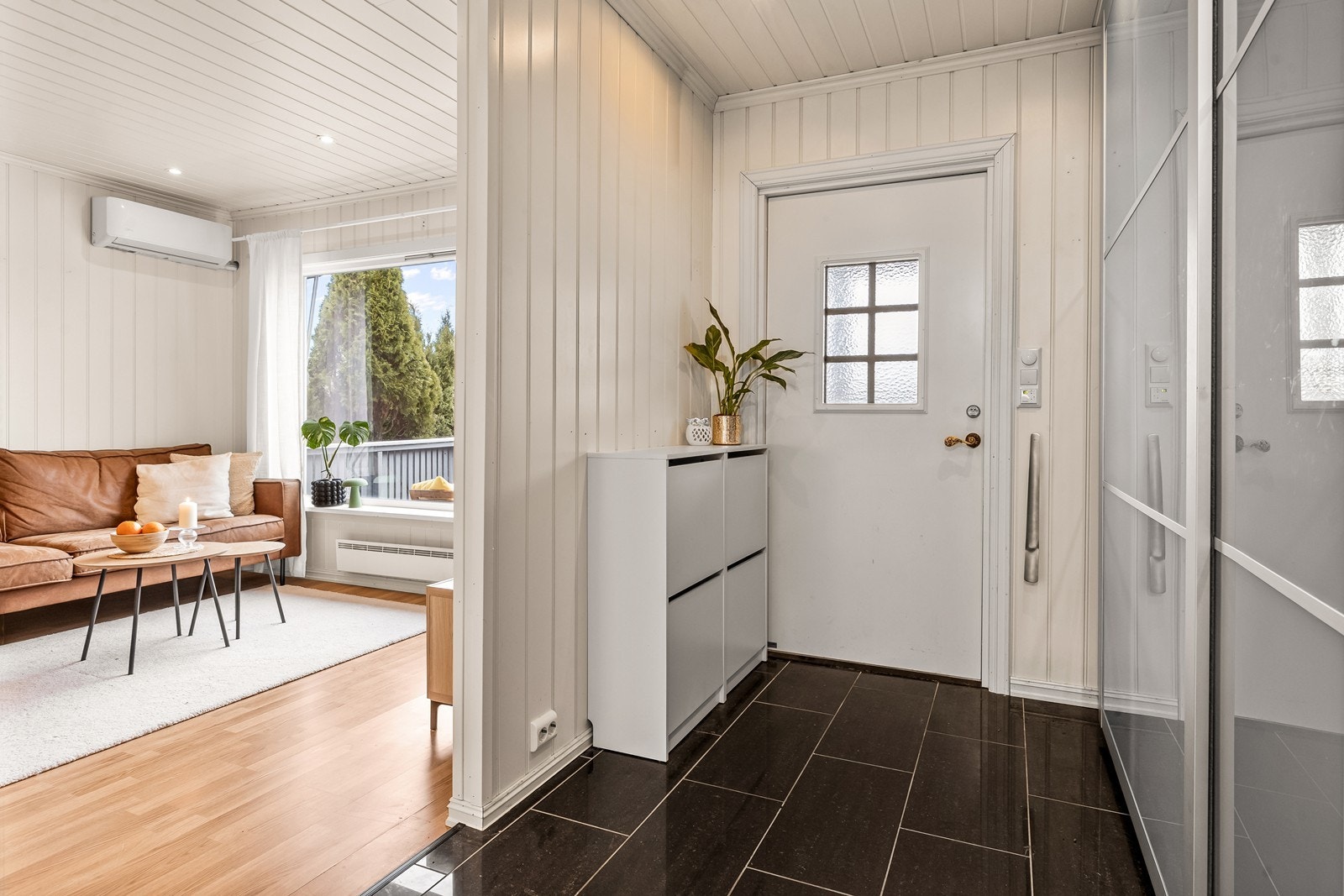 Inngangspartiet er romslig og er utstyrt med skyvedørsgarderobe. Galleribilde