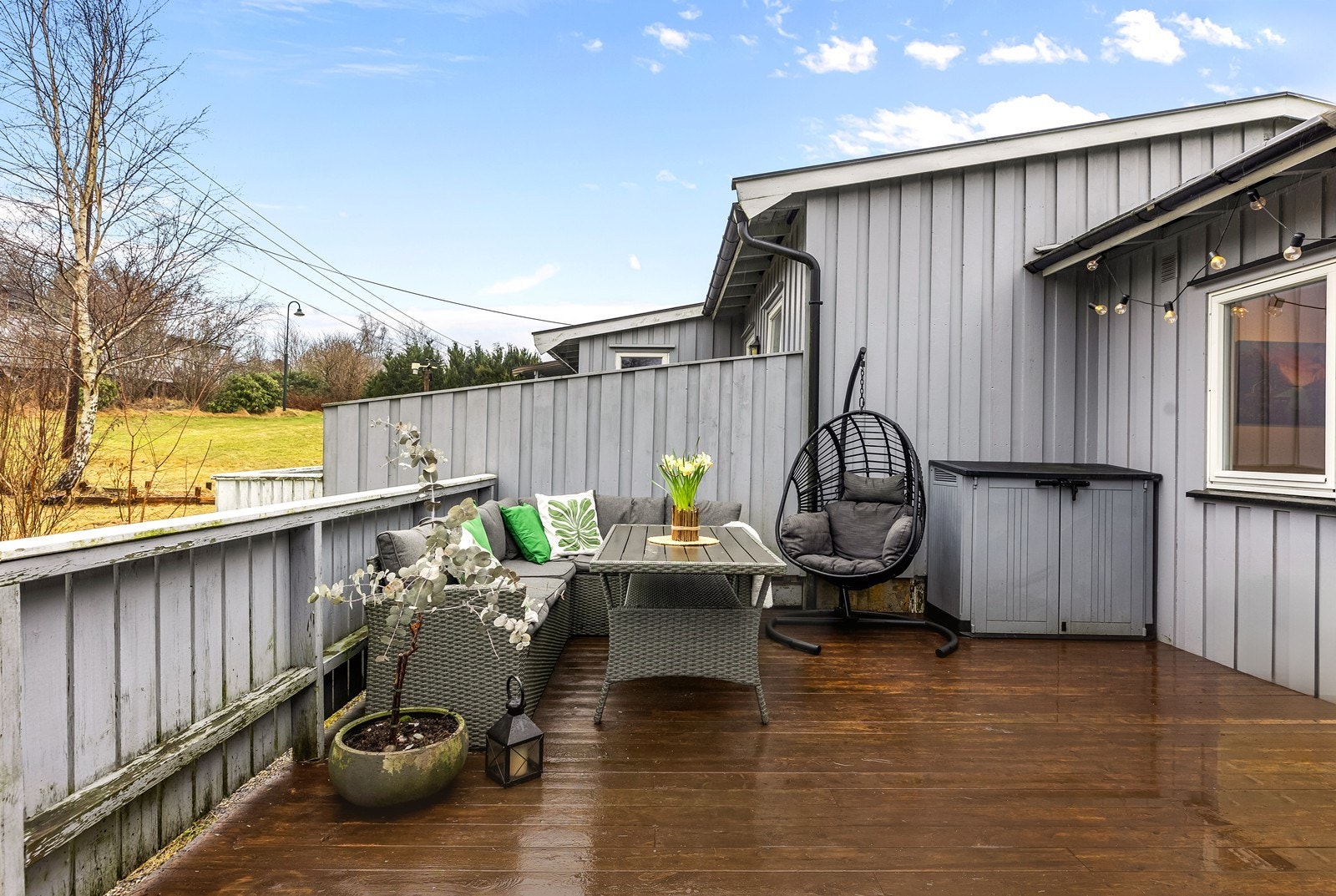 Her er en av boligens to markterrasser, som til sammen utgjør 31 m² med uteplass. Galleribilde