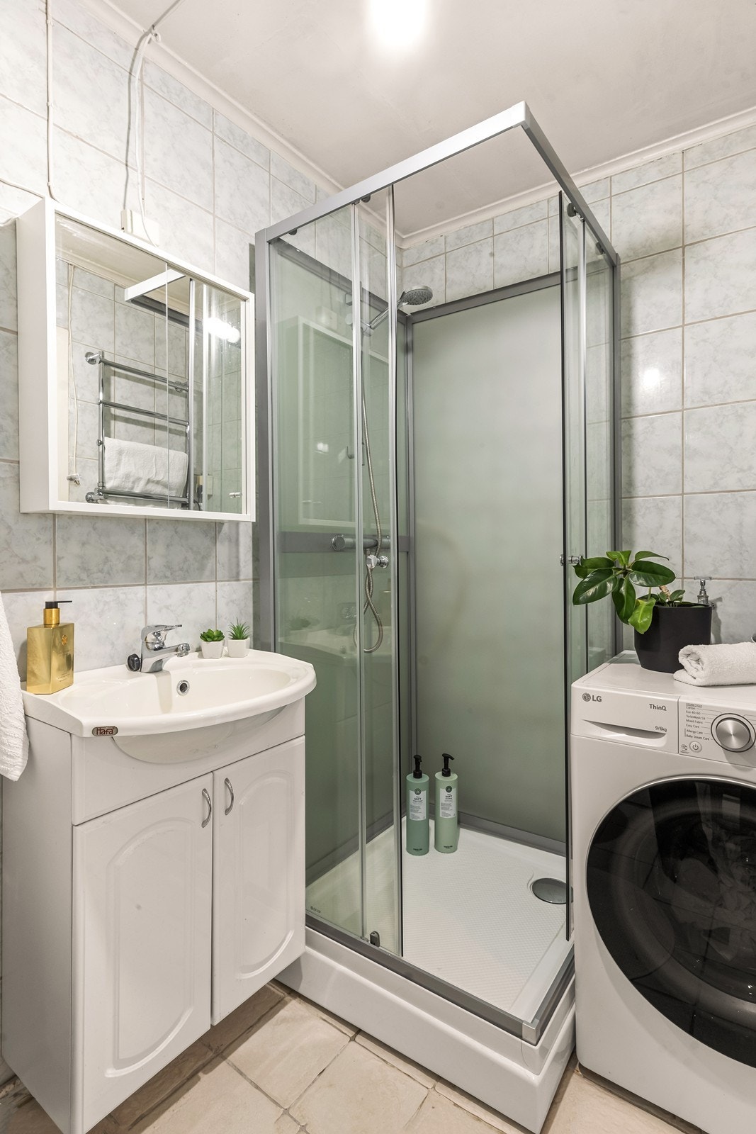 Rommet har servantinnredning, frittstående toalett og oppvarming via panelovn. Stoppekranen er plassert her. Galleribilde