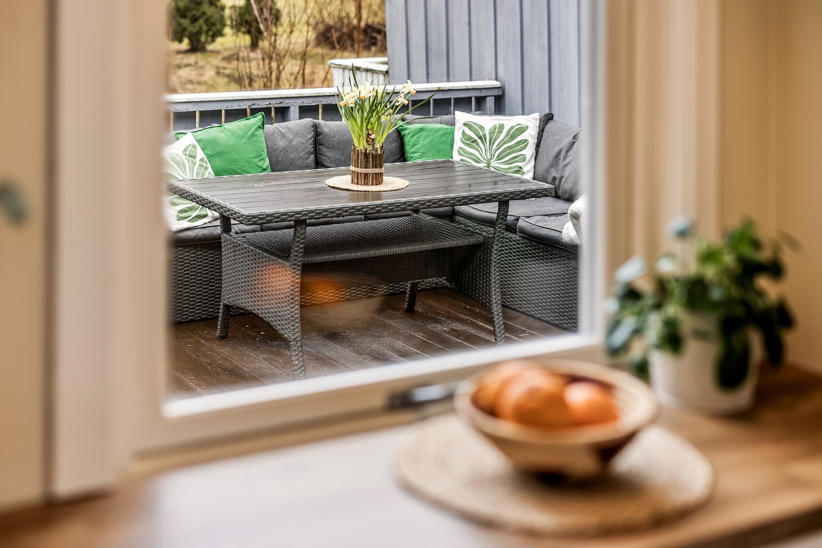 Utsikt fra kjøkkenvinduet mot terrassen. Galleribilde