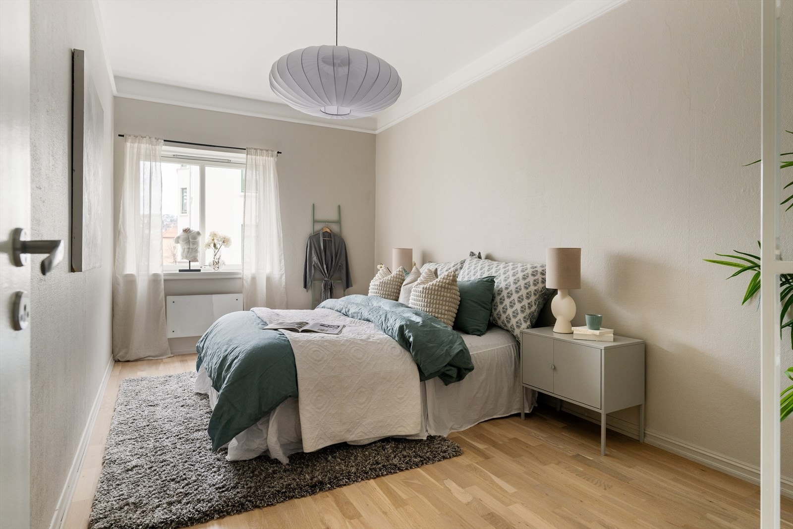 Det er tre gode soverom i leiligheten, med et tydelig og godt hovedsoverom på hele 14.1 m² Galleribilde