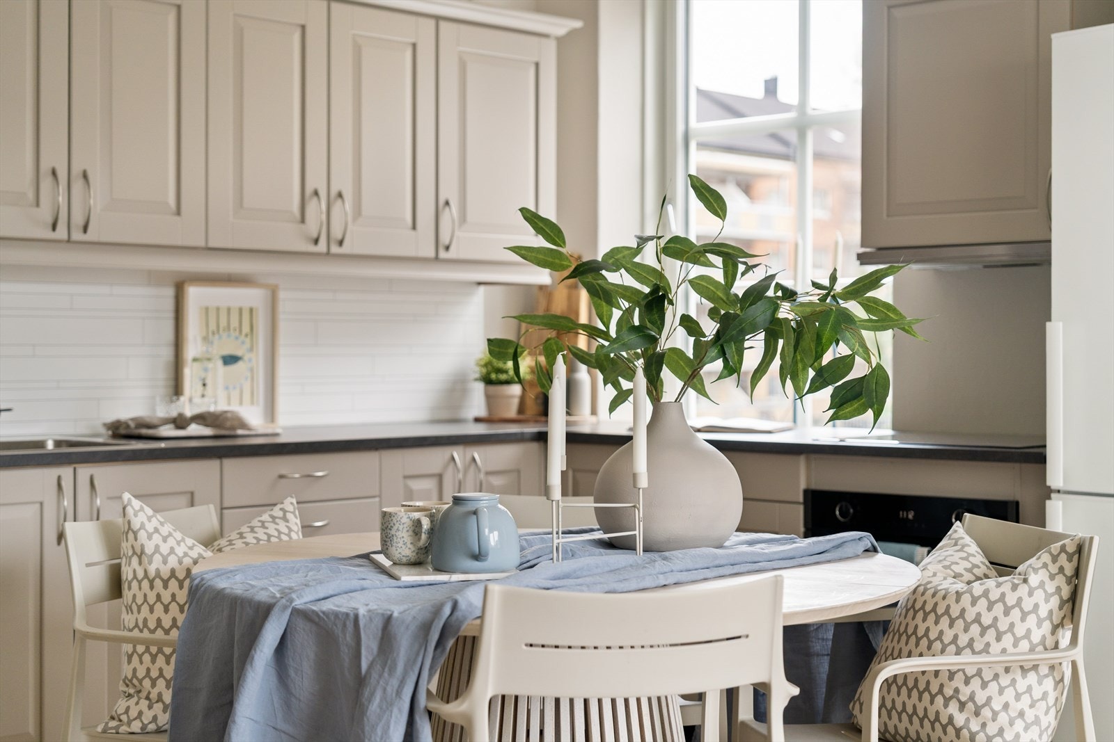 Det er også installert ny varmtvannsbereder med automatisk stoppekran. Sikringsskapet ble oppgradert i 2023. Galleribilde