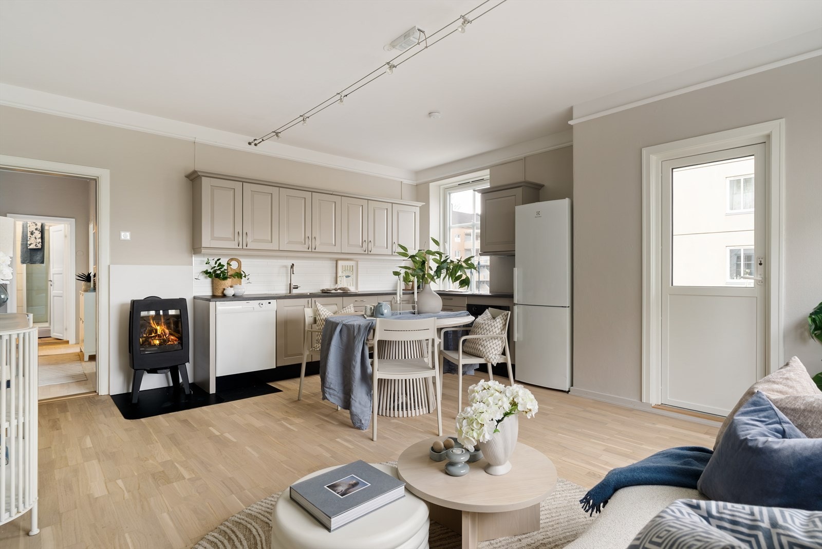 Leiligheten ligger i andre etasje og inneholder: Entré, gang, toalettrom, stue/kjøkken, bad og tre soverom. Galleribilde