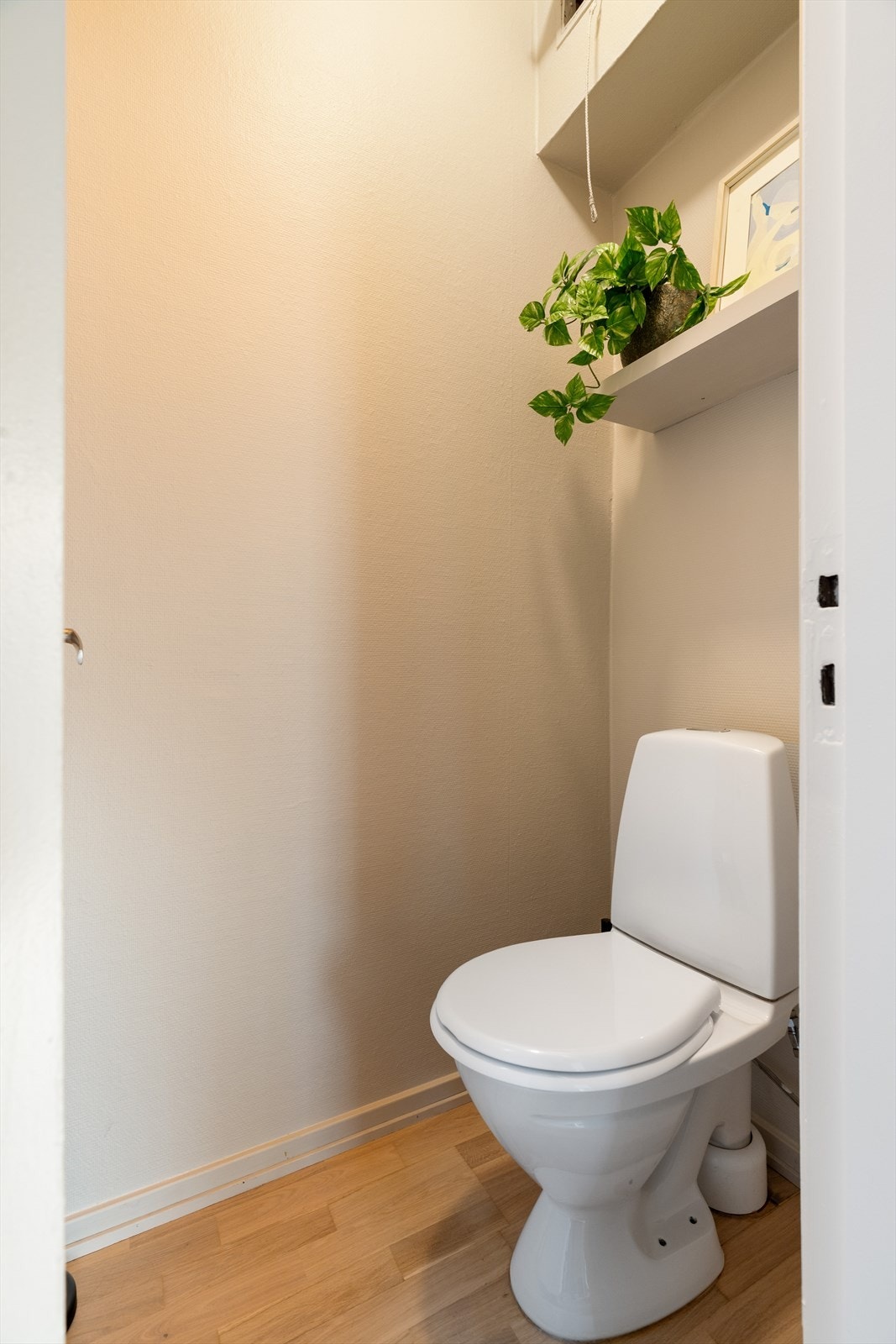 Med eventuelt flere i hus er det også kjekt med et separat toalettrom. Galleribilde