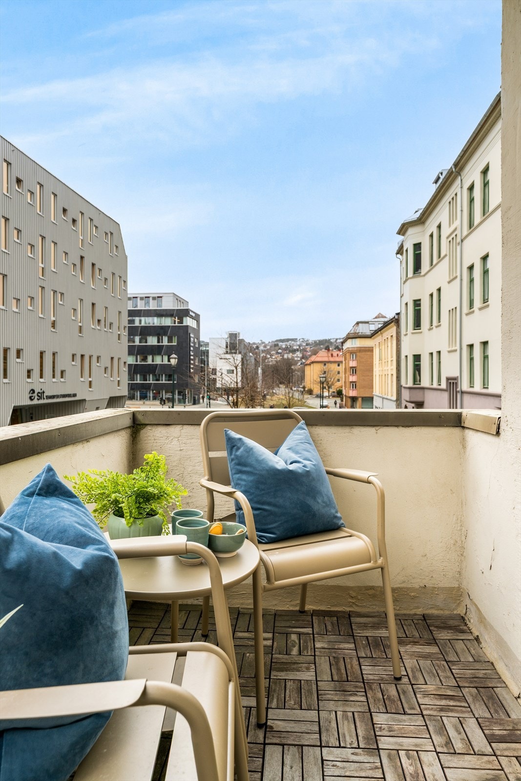 I parallellgaten ligger bussholdeplass med hyppige avganger inn til sentrum på ca. 5 minutter. Flybussen går også forbi her som gjør det svært praktisk å komme seg til og fra Trondheim lufthavn Værnes. Galleribilde