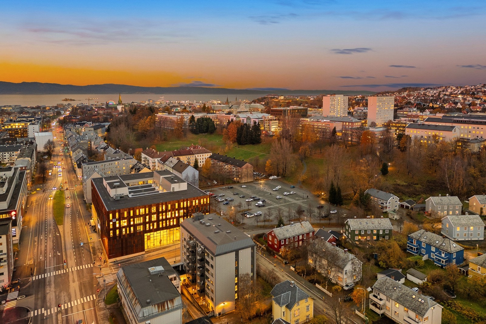Med beliggenhet rett ved Høyskoleparken ligger man svært sentralt til med nærhet til NTNU Handelshøyskolen, Gløshaugen, Helgasetr, Teknobyen og St. Olavs. Galleribilde