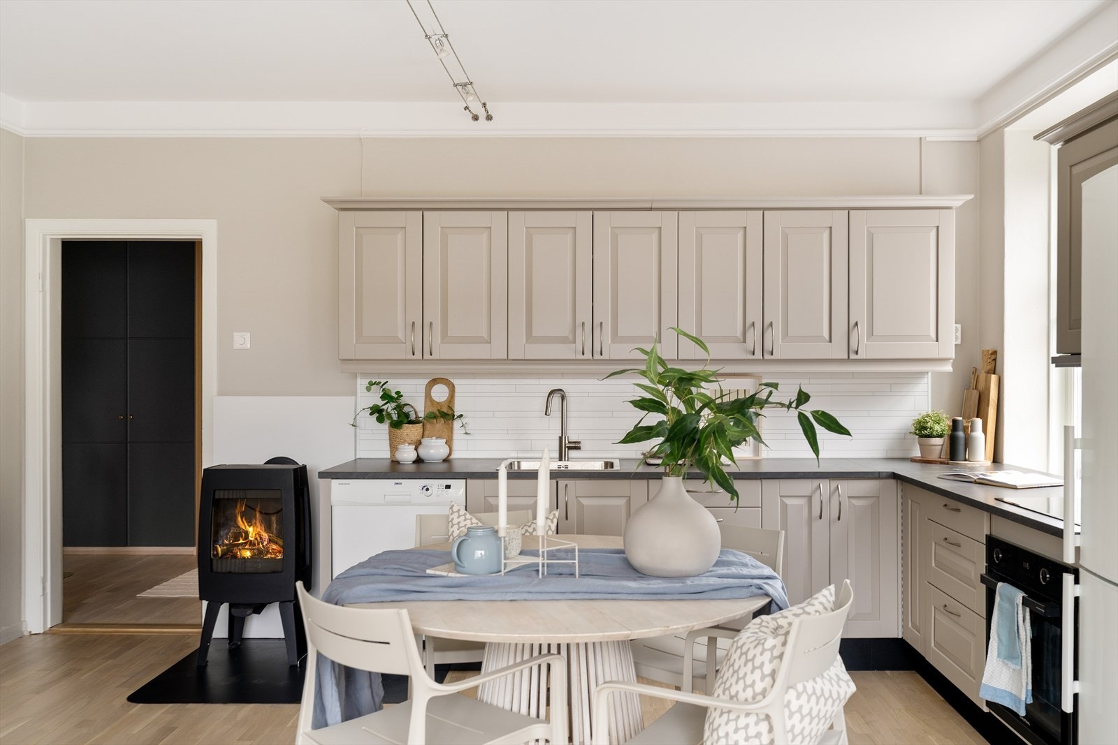 For de aller lengste vinterdagene er det kjekt å ha muligheten til vedfyring. Galleribilde