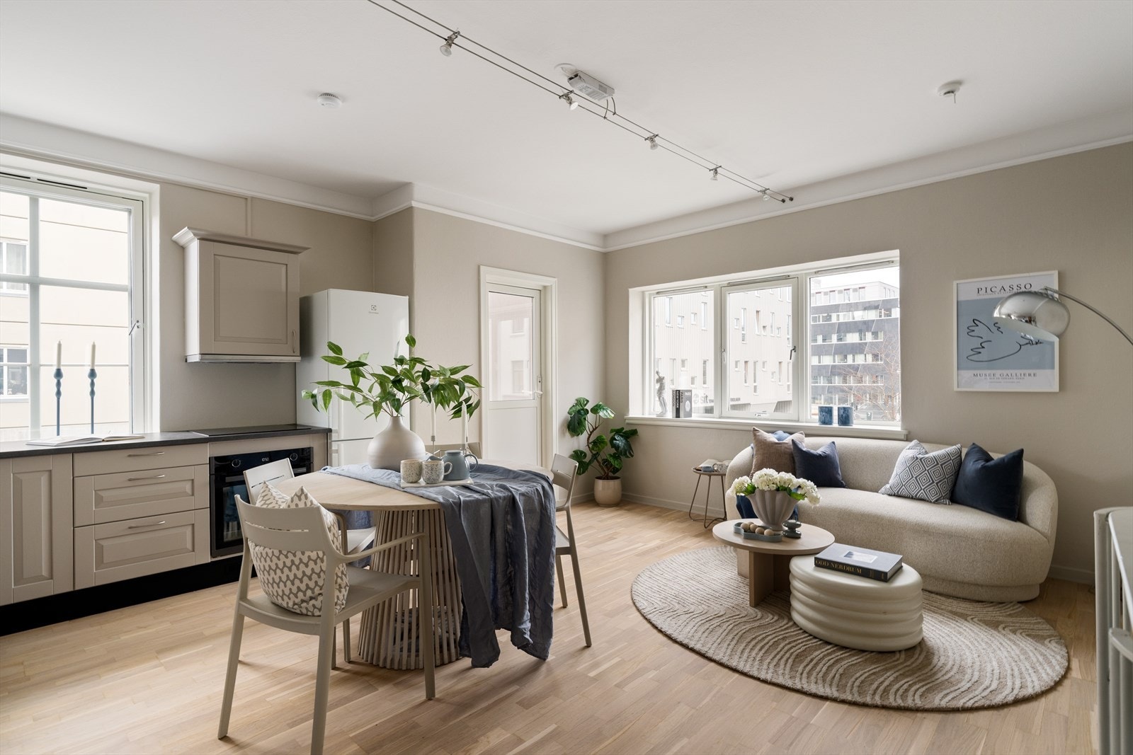 Her får man en praktisk og attraktiv beliggenhet i forhold til flere studie- og arbeidssteder. Gangavstand til blant annet NTNU Gløshaugen, Handelshøyskolen, SINTEF, Teknobyen og St. Olavs. For deg som er student er dette utvilsomt midt i smørøyet. Galleribilde