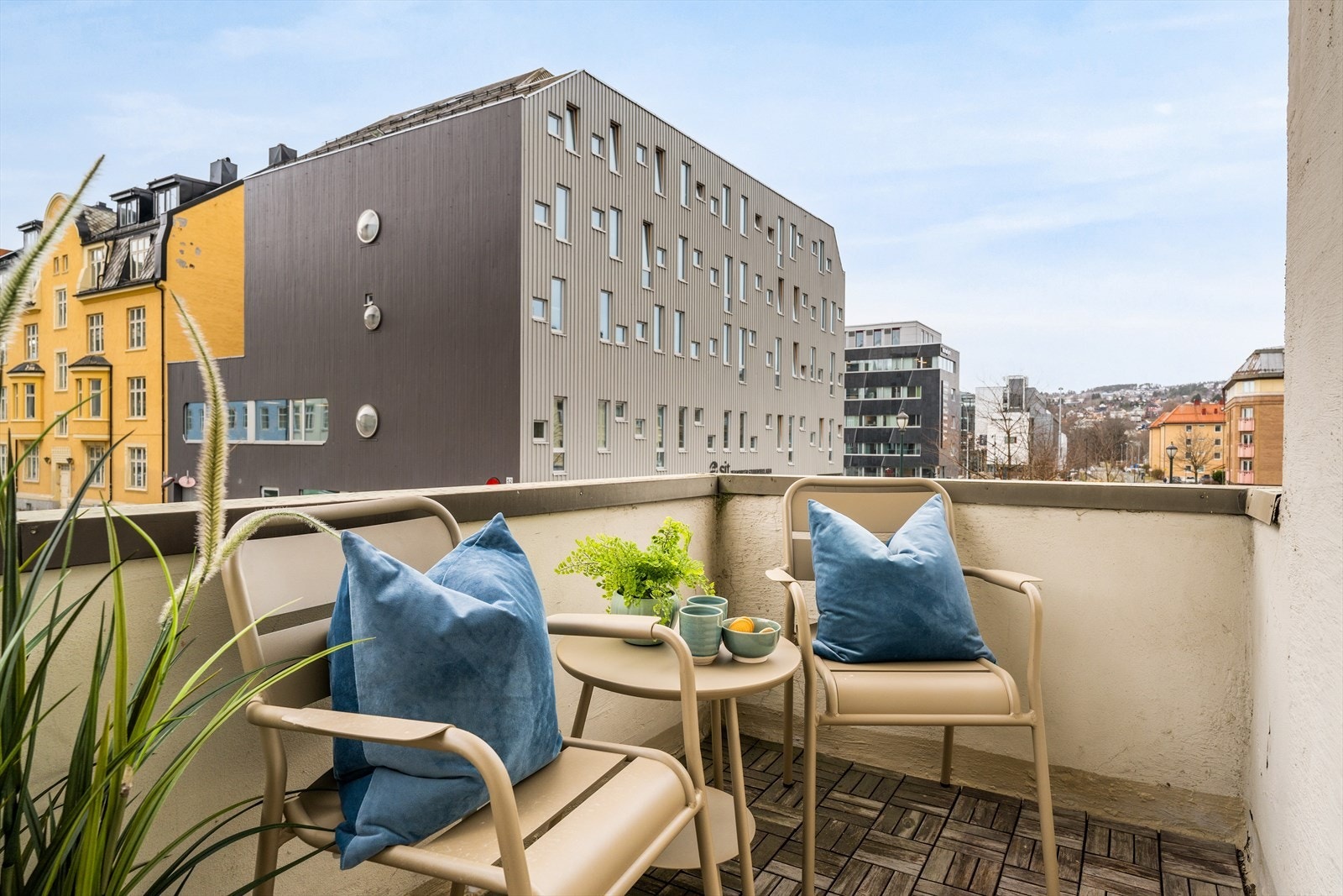 Herlig solrik balkong som vender mot sørvest. Det gir gode solforhold fra tidlig formiddag til godt utpå ettermiddagen. Galleribilde