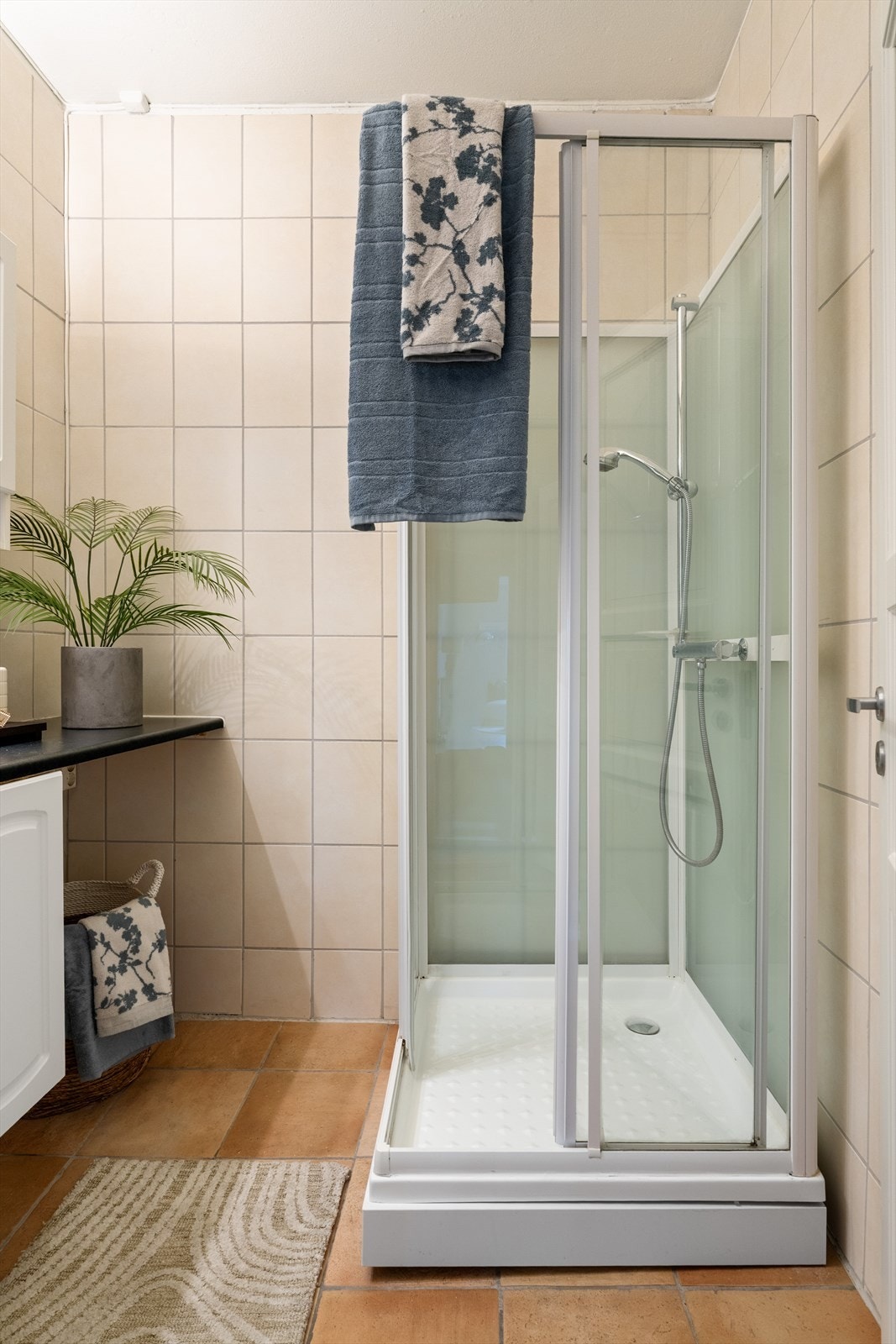 Opplegg til vaskemaskin under benkeplaten til venstre. Det er også et felles vaskeri i bygget dersom man ønsker å benytte seg av det. Galleribilde