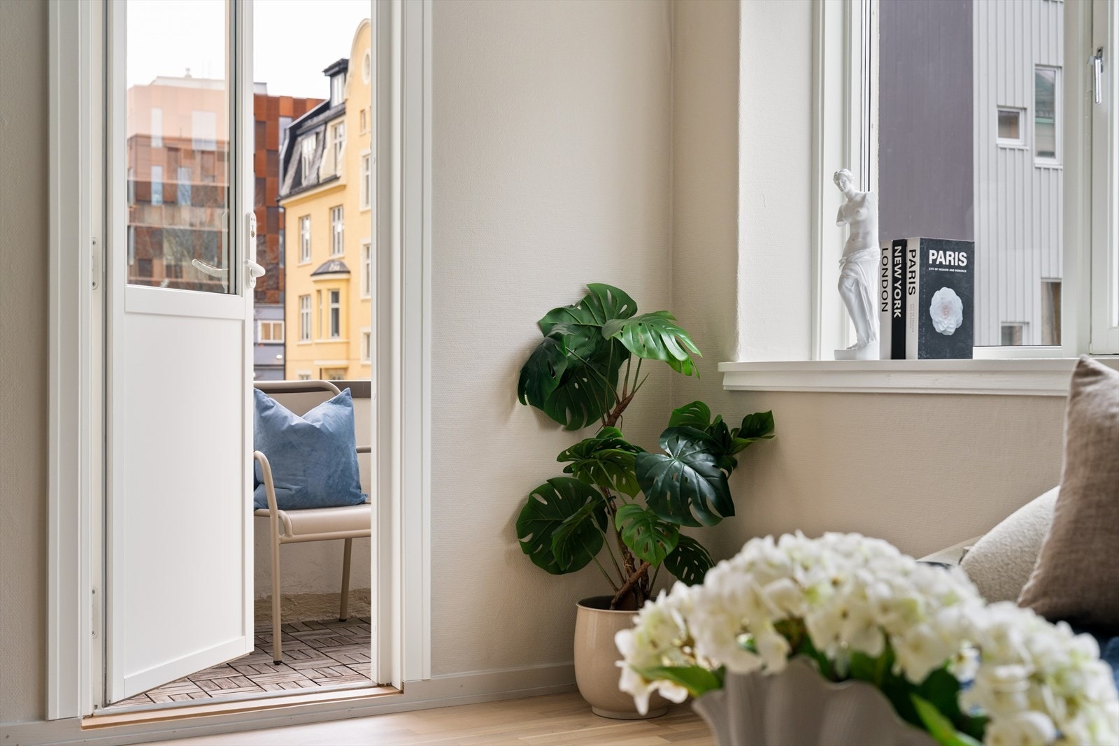 Felleskostnadene inkluderer store deler av bokostnadene med betjening av andel fellesgjeld, internett/kabel-tv, kommunale avgifter, eiendomsskatt, felles bygningsforsikring og diverse vedlikehold/drift iht. regnskap. Galleribilde