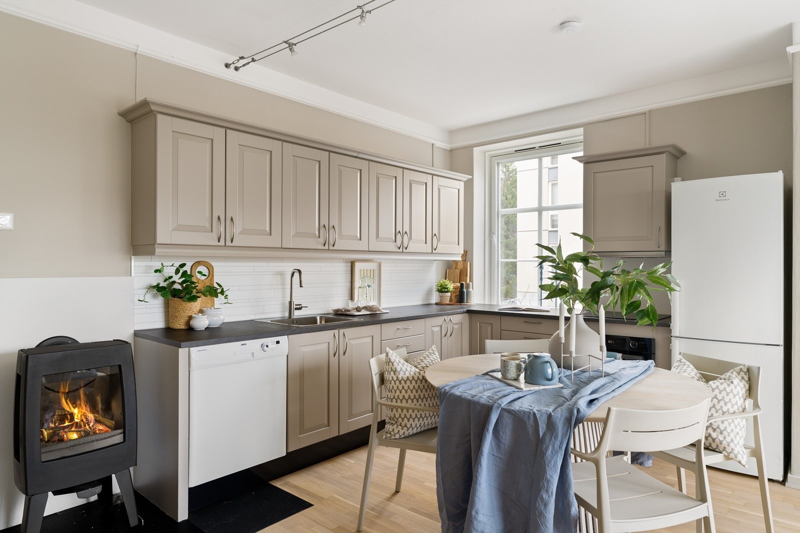 Leiligheten har fått seg noen solide oppgradering i nyere tid med slipt gulv, maling av overflater og fornying av kjøkkenfronter. Galleribilde