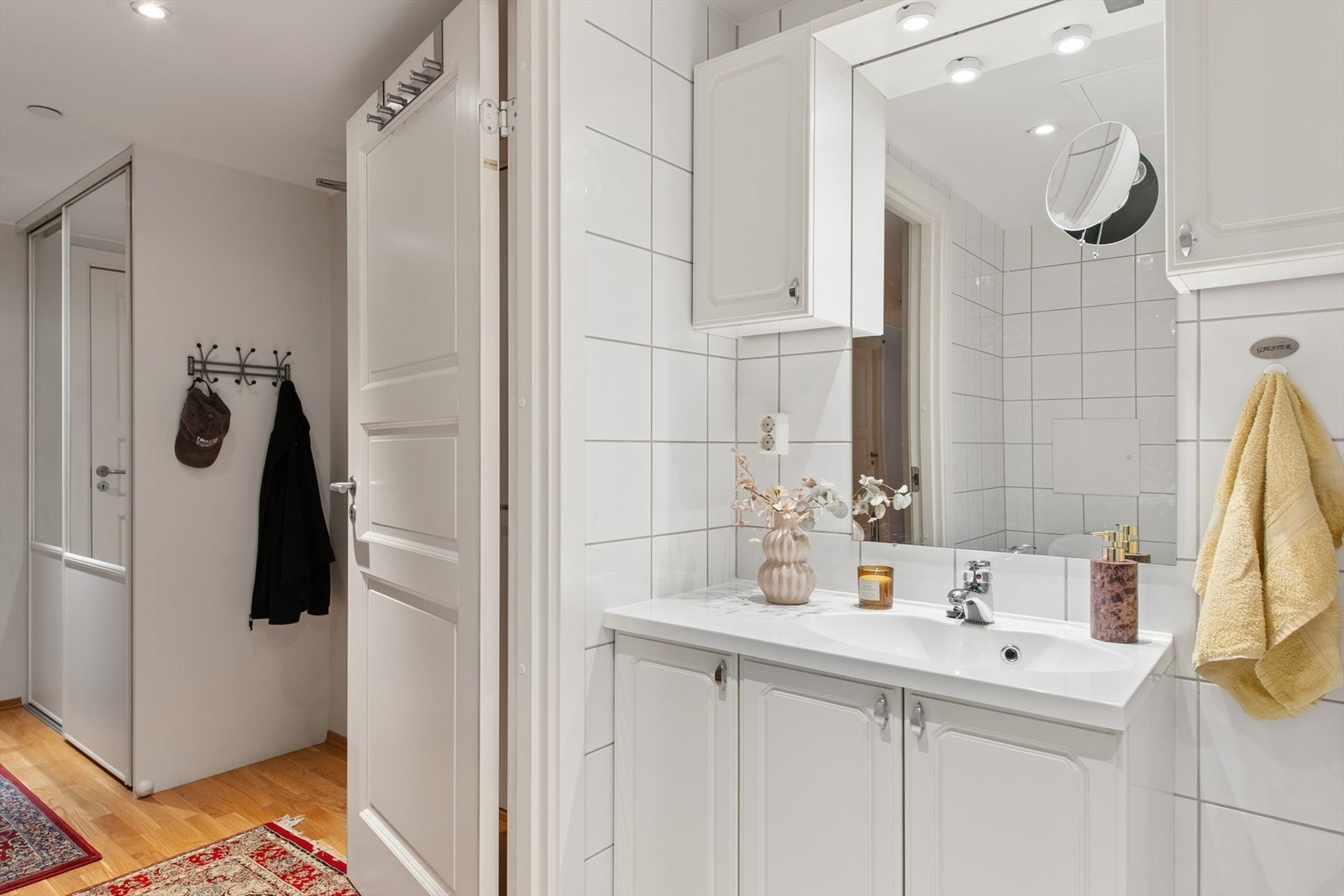 Lyst og lekkert bad med klassisk innredning Galleribilde