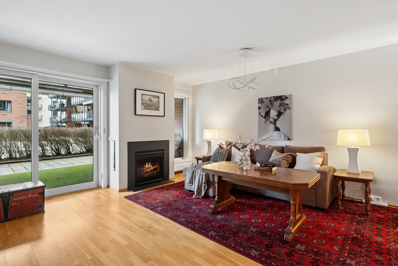 Stuen har også en gasspeis som kan benyttes til kjørlige årstider. Det er også gassuttak på terrassen for grill Galleribilde