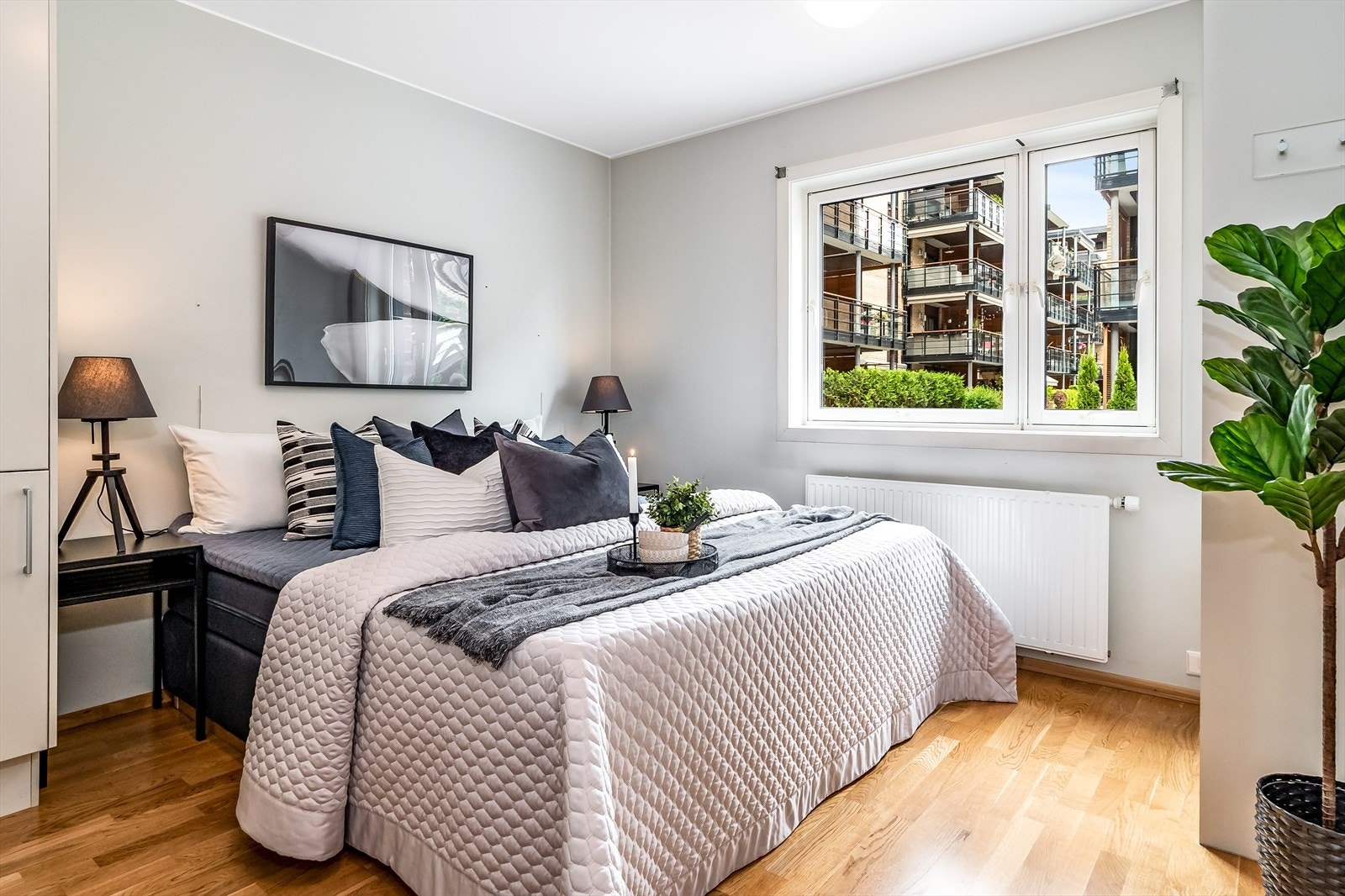 Det er 3 soverom i leiligheten. Bildet viser hovedsoverommet Galleribilde