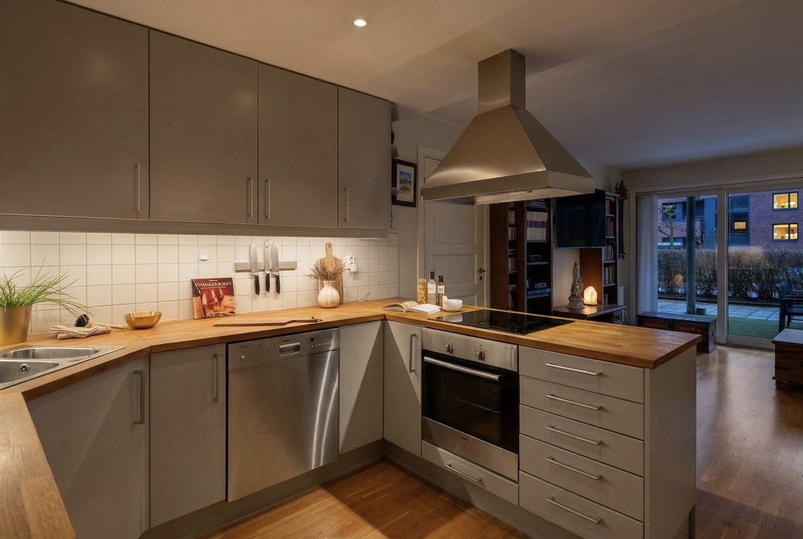 Kveldsbilde fra kjøkkenet mot stuen og terrassen Galleribilde