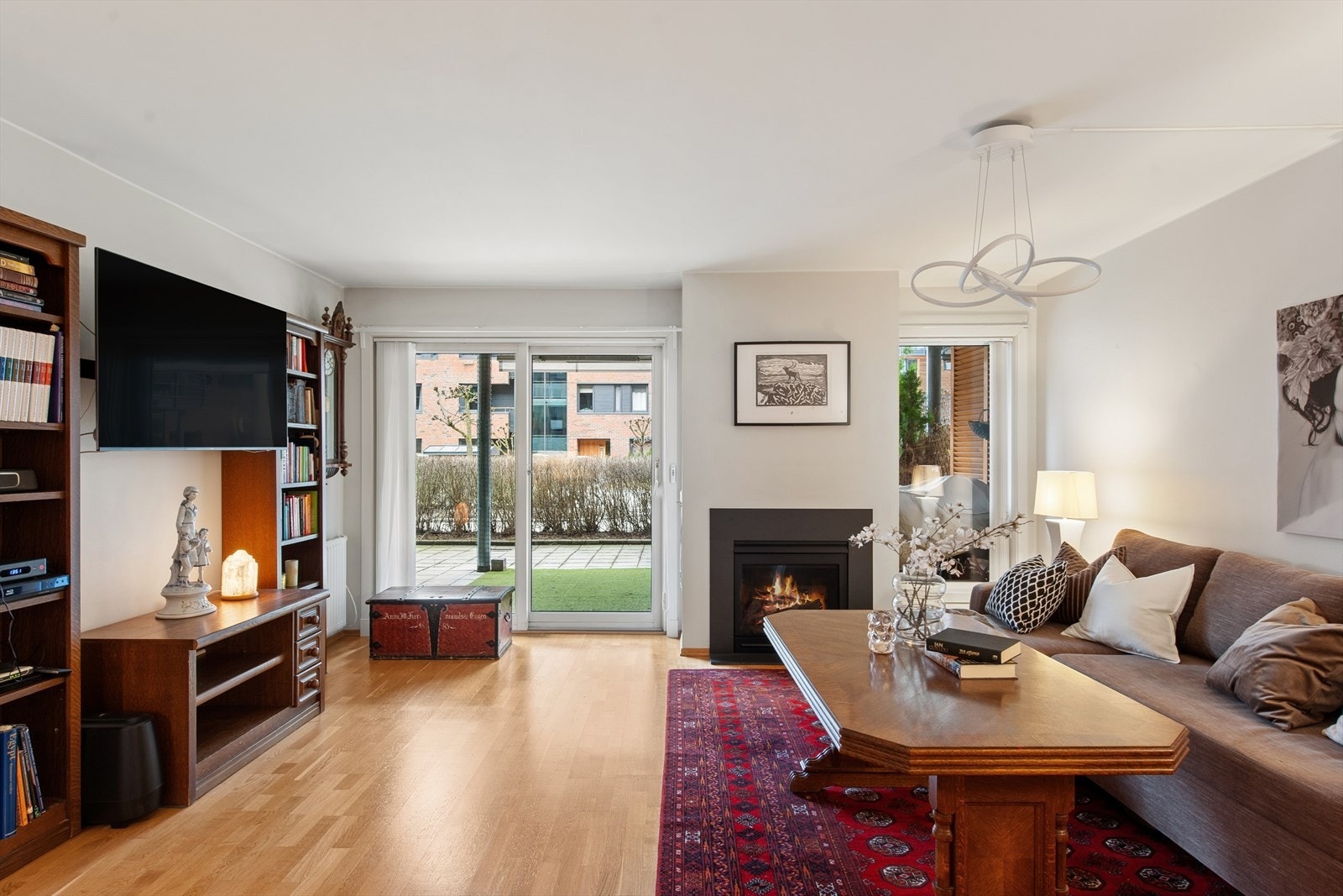 Stuerommet er utgang til en deilig, stor terrasse som er innhegnet med en hekk som skjermer godt om sommeren Galleribilde