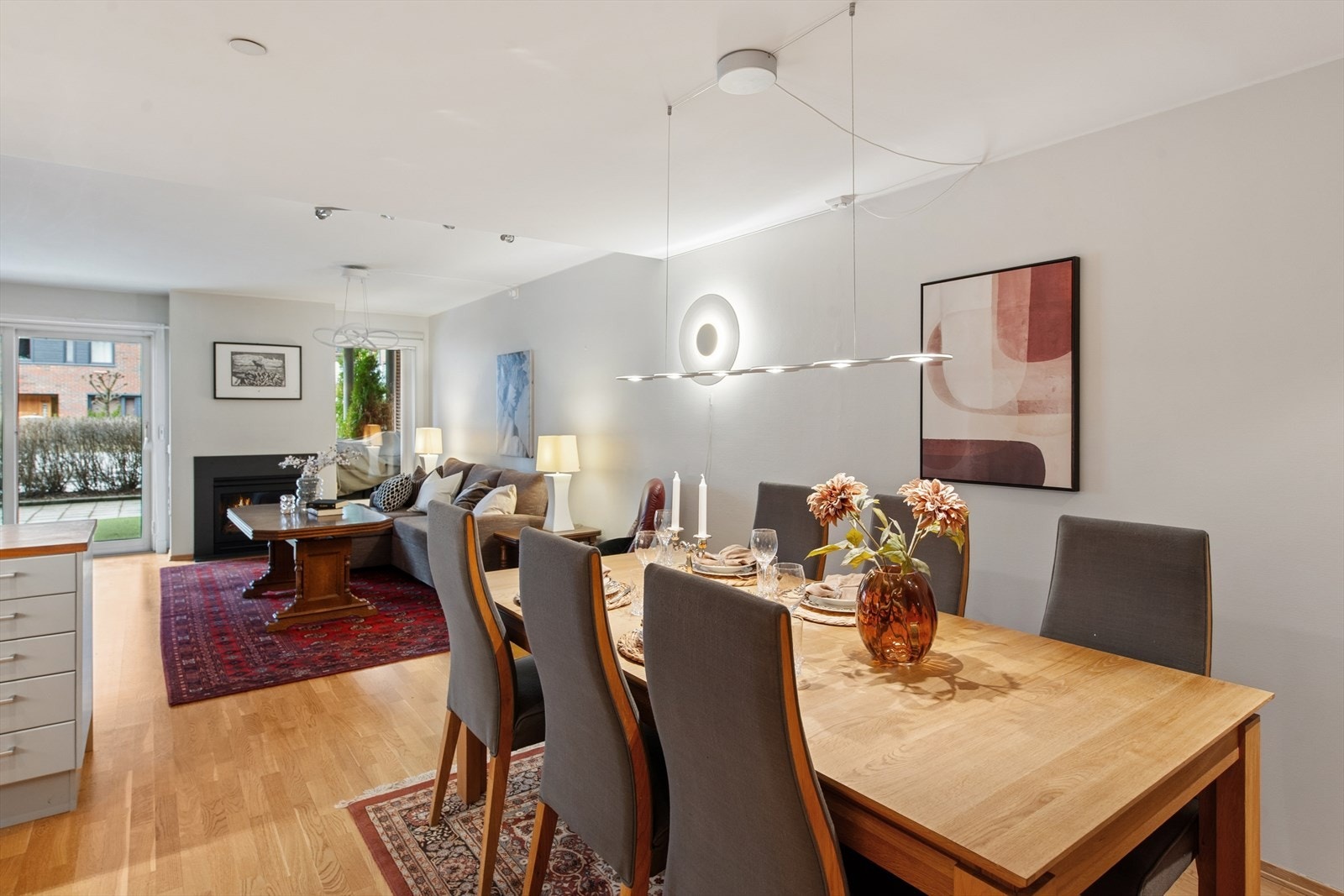 God plass til hyggelige sammenkomster i stue/spisestue. I sommerhalvåret har man også en stor terrasse for grilling med venner og familie Galleribilde