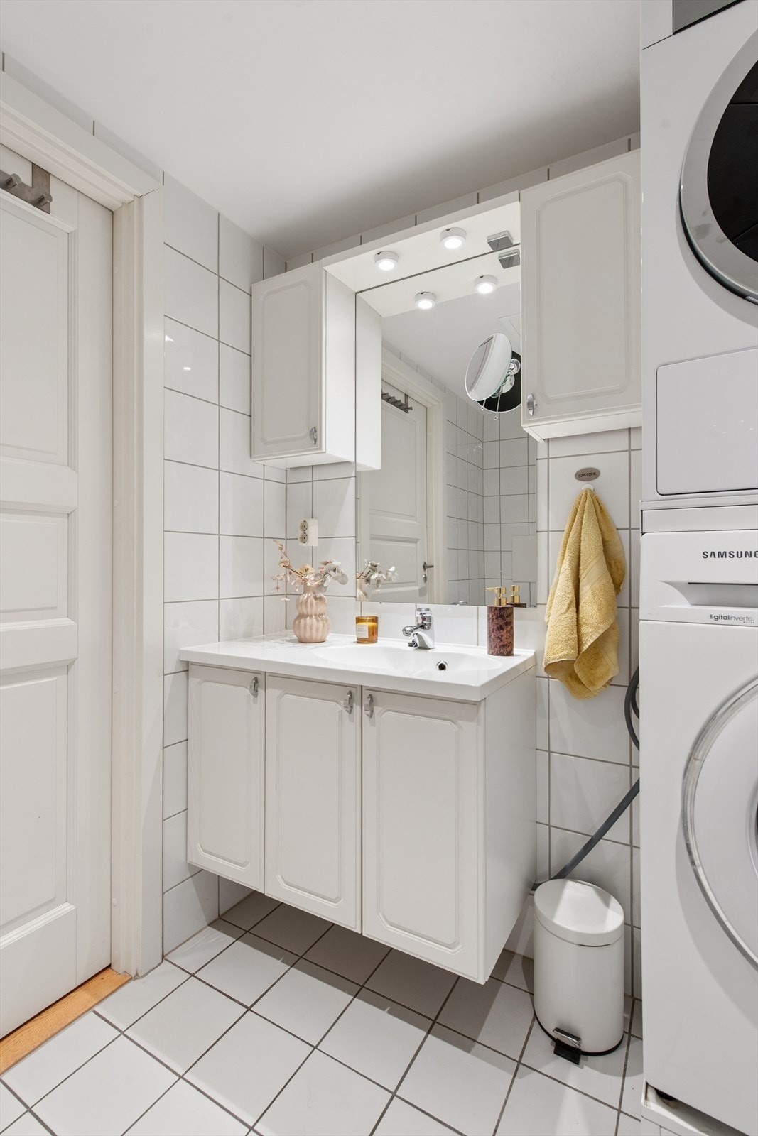 Badet har lyse fliser og plass til alt man trenger Galleribilde