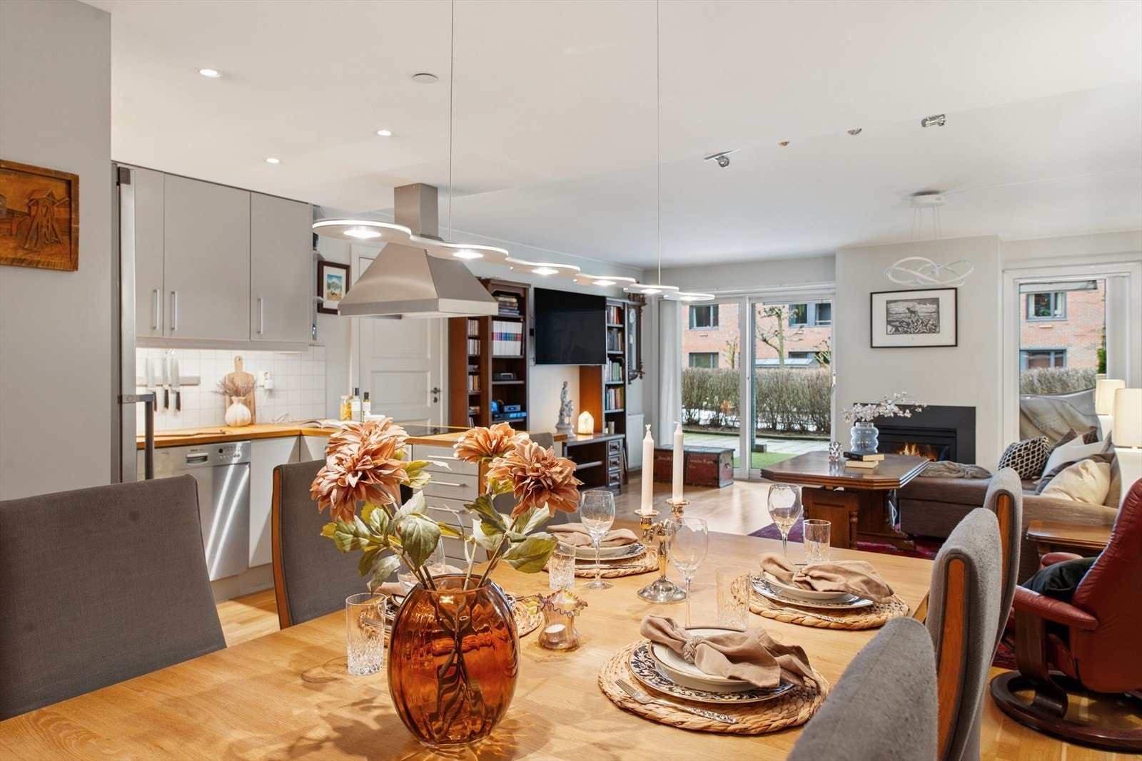 Fra spisestuen mot kjøkken, stue og utgang til terrasse Galleribilde