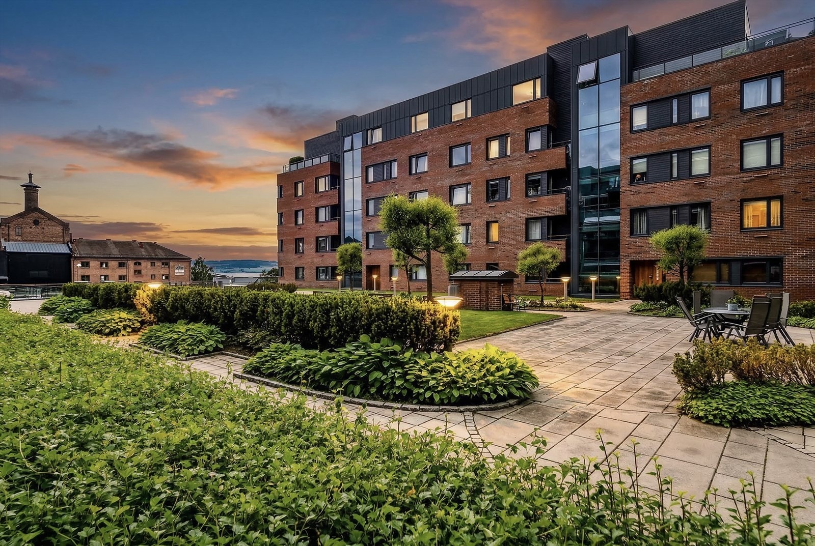 Utsikten på bildet er endret i dag, da nybygg har kommet opp. Fellesarealene er like tiltalende i dag Galleribilde