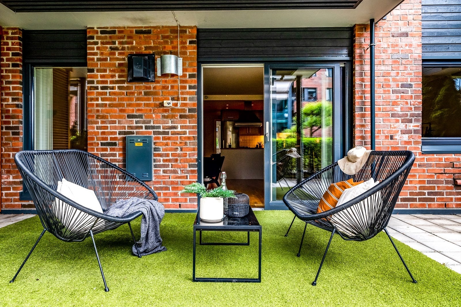 Terrassen har god plass til møblering. Bildet viser en mulighet. Dog er det plass til både spisebord og sittegruppe Galleribilde