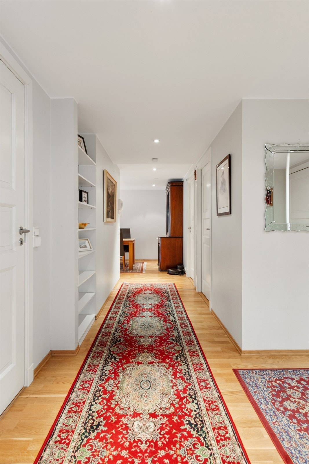 Gangen leder deg inn til en åpen kjøkken/stue løsning med utgang til en stor terrasse Galleribilde