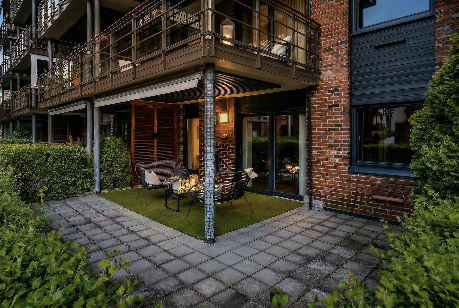 Terrassen ligger med gode solforhold. På høyre side av terrassen ligger inngang til 141 B Galleribilde