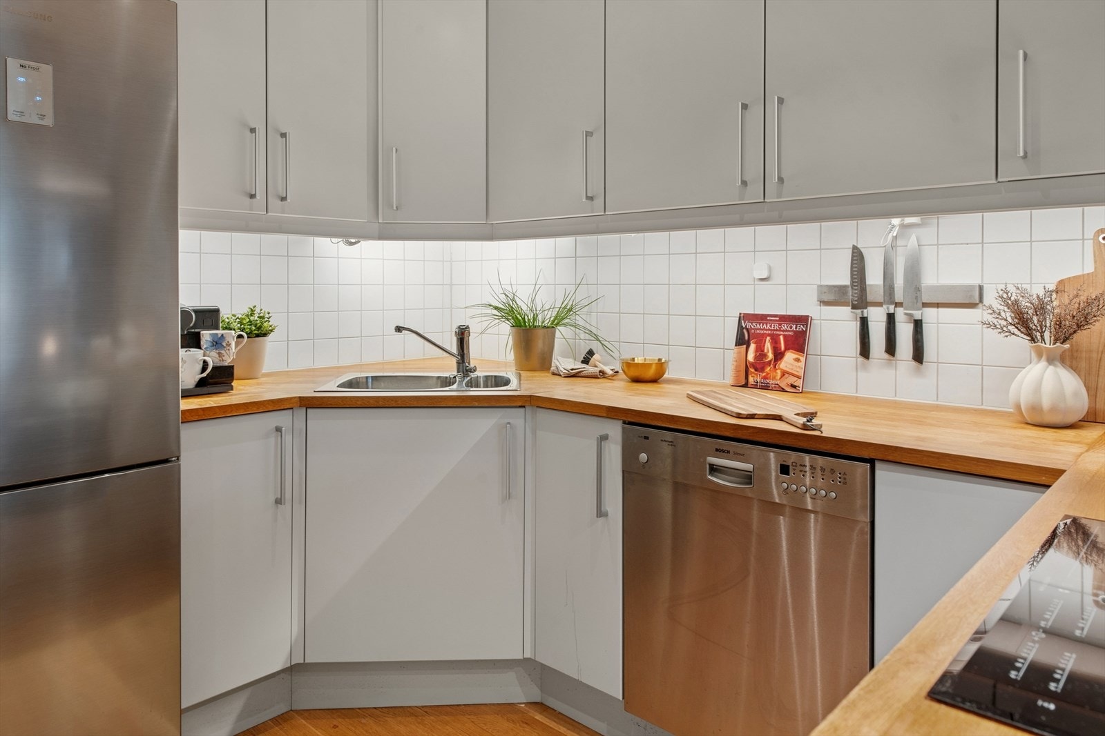 Det er god skap- og benkeplass i kjøkkeninnredningen Galleribilde