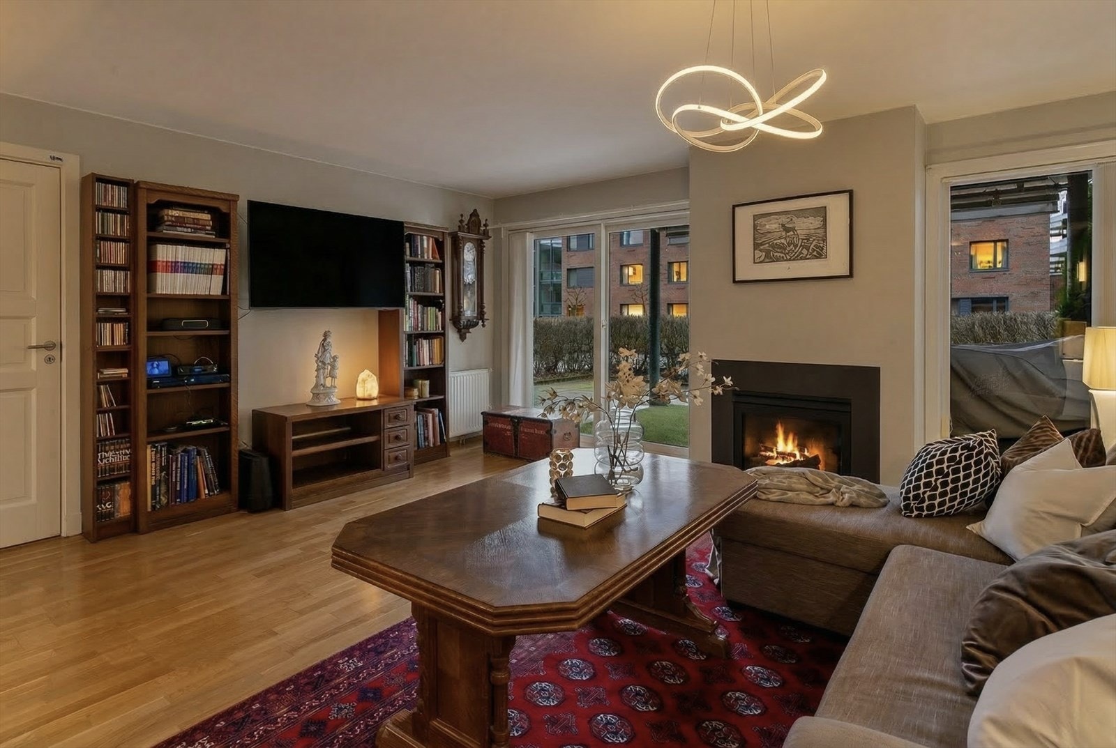 Kveldsbilde fra stuen mot terrassen. Døren til venstre i bildet leder til soverom/kontor eller en ekstra stue om ønskelig Galleribilde