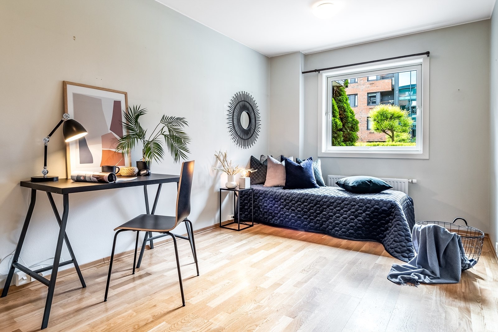 Rommet innenfor stuen har blitt benyttet til kontor og gjesterom. Det er skyvedørsgarderobe i rommet Galleribilde