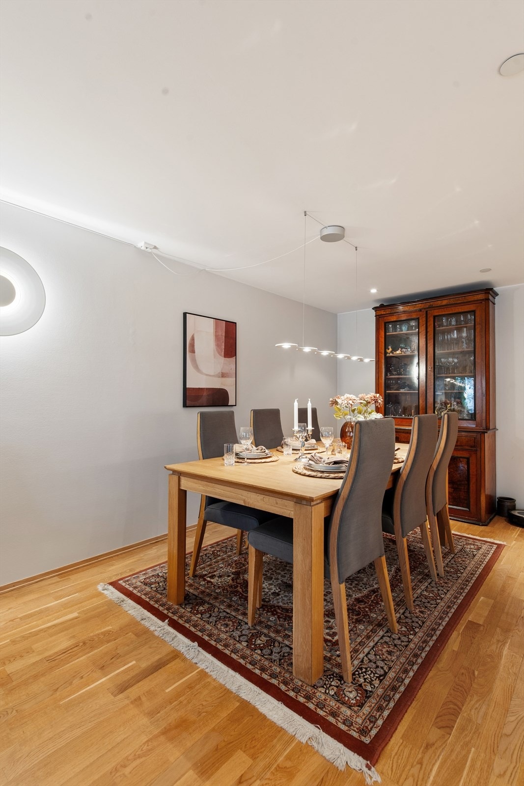 Spisestuen er plassert mot stuen nær kjøkkenet Galleribilde