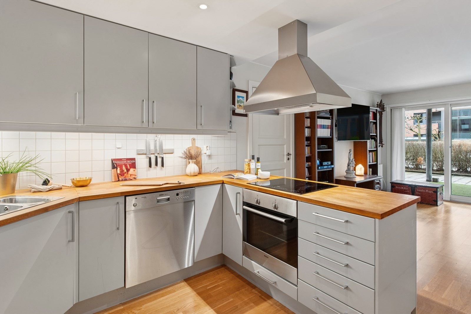 Kjøkkenet har fin kontakt med stuen og utearealene Galleribilde