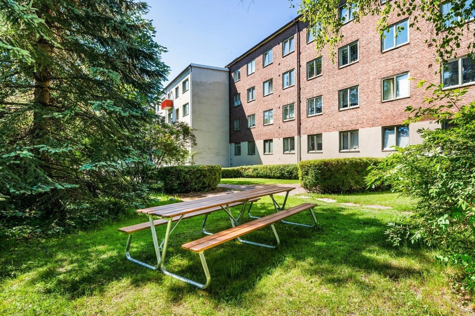 Videre disponerer beboerne frodig felles bakgård med sittegrupper hvor du kan ta med grillen ut. Borettslaget får også besøk av Bjølsen skoles musikkorps på 17.mai og ved julegrantenningen til stor glede for beboerne Galleribilde