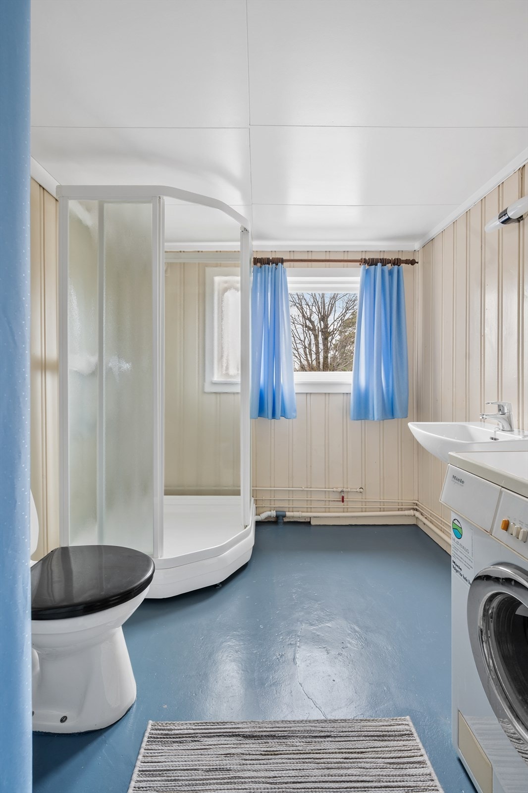 Bad/wc/vaskerom i underetasjen - Dusjkabinett, klosett, veggservant, opplegg for vaskemaskin, garderobeskap og OSO bereder fra 2007. Reflektorovn. Galleribilde