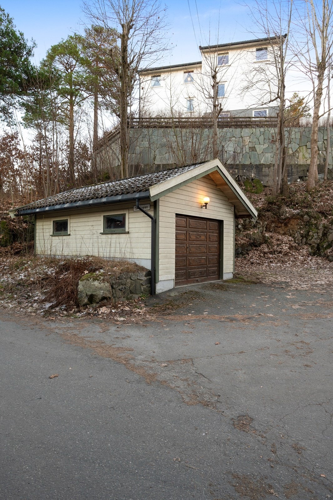 Frittliggende enkelgarasje. Galleribilde