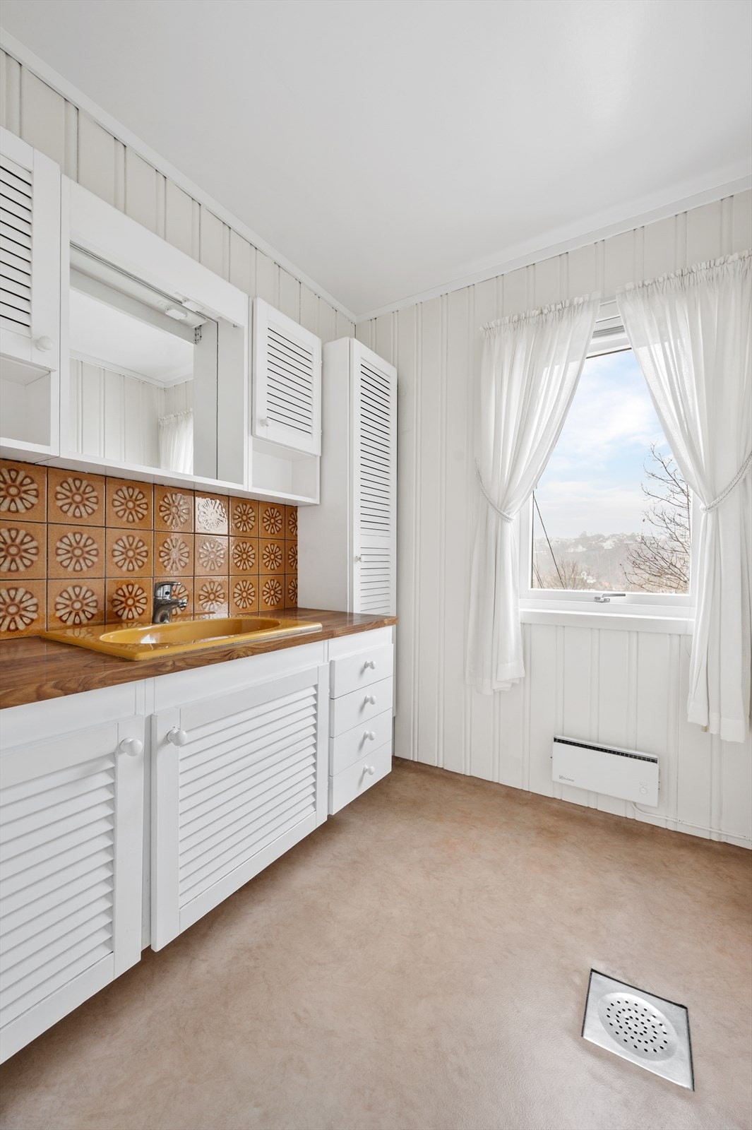 Bad (sanitærrom) - hvit baderomsinnredning med servant. Det er ikke dusj eller badekar installert i rommet. Galleribilde