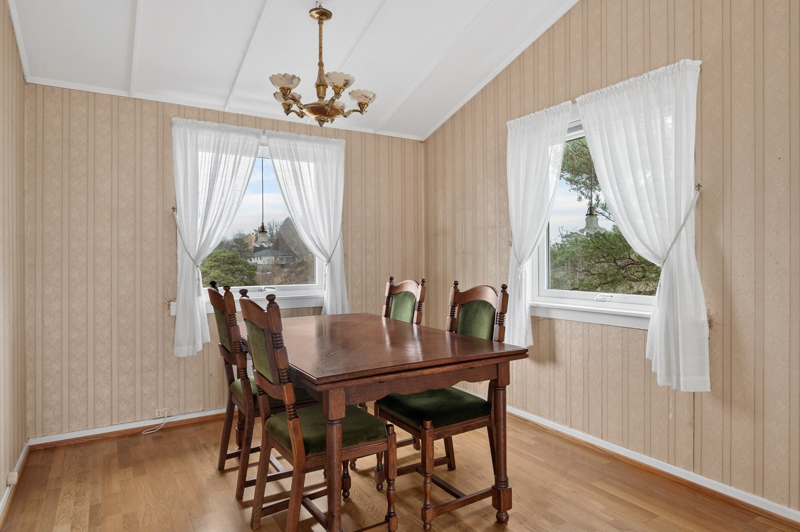 Del av stuen benyttes til spisestue Galleribilde