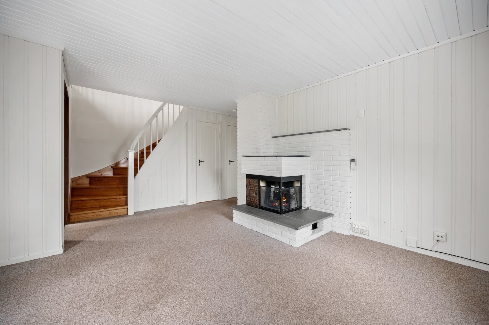 Stue i 1.etasje med trapp til 2.etasje. Dette var tidligere 2 soverom. Galleribilde