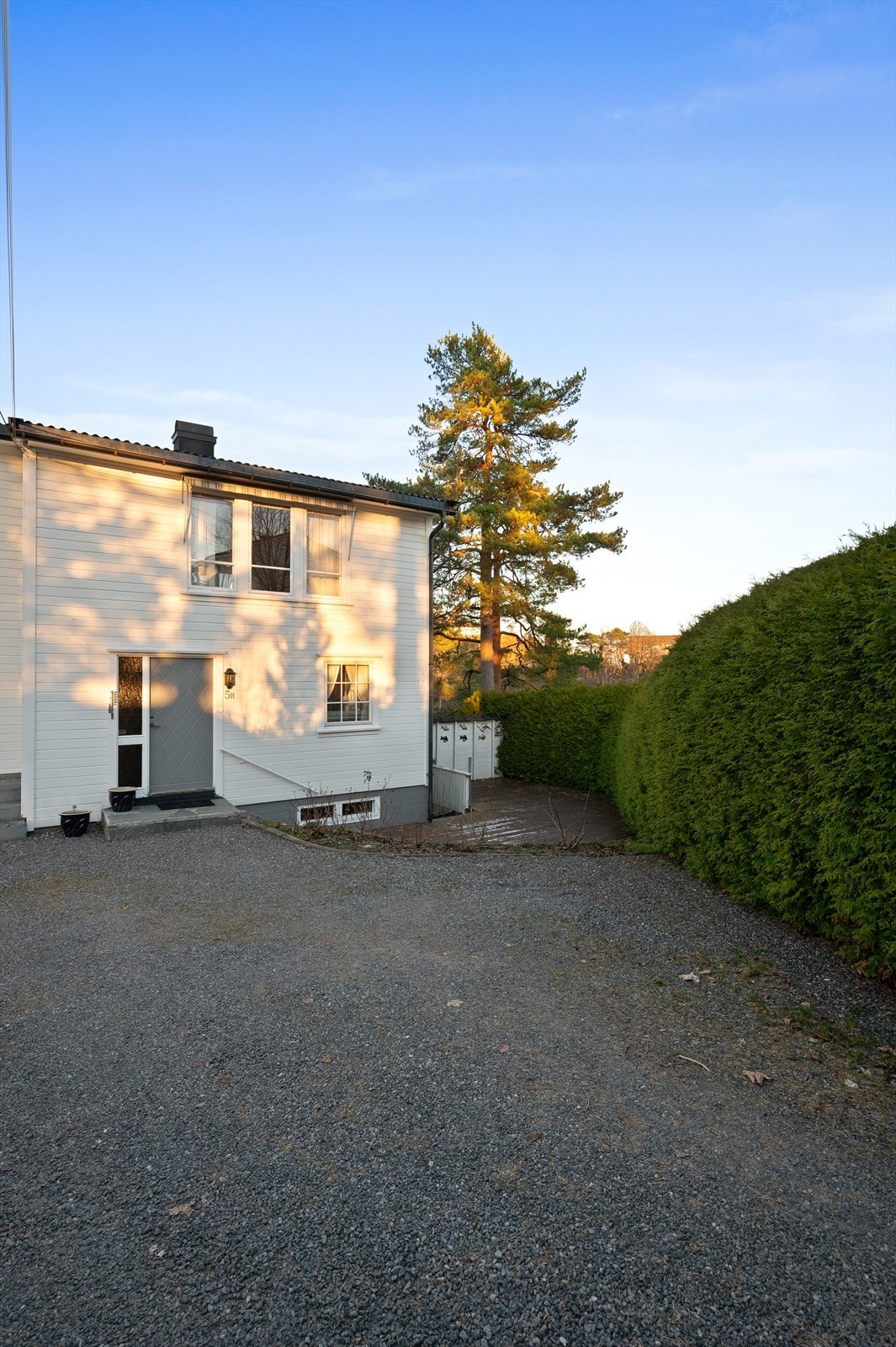 Gruset tun med biloppstillingsplass Galleribilde