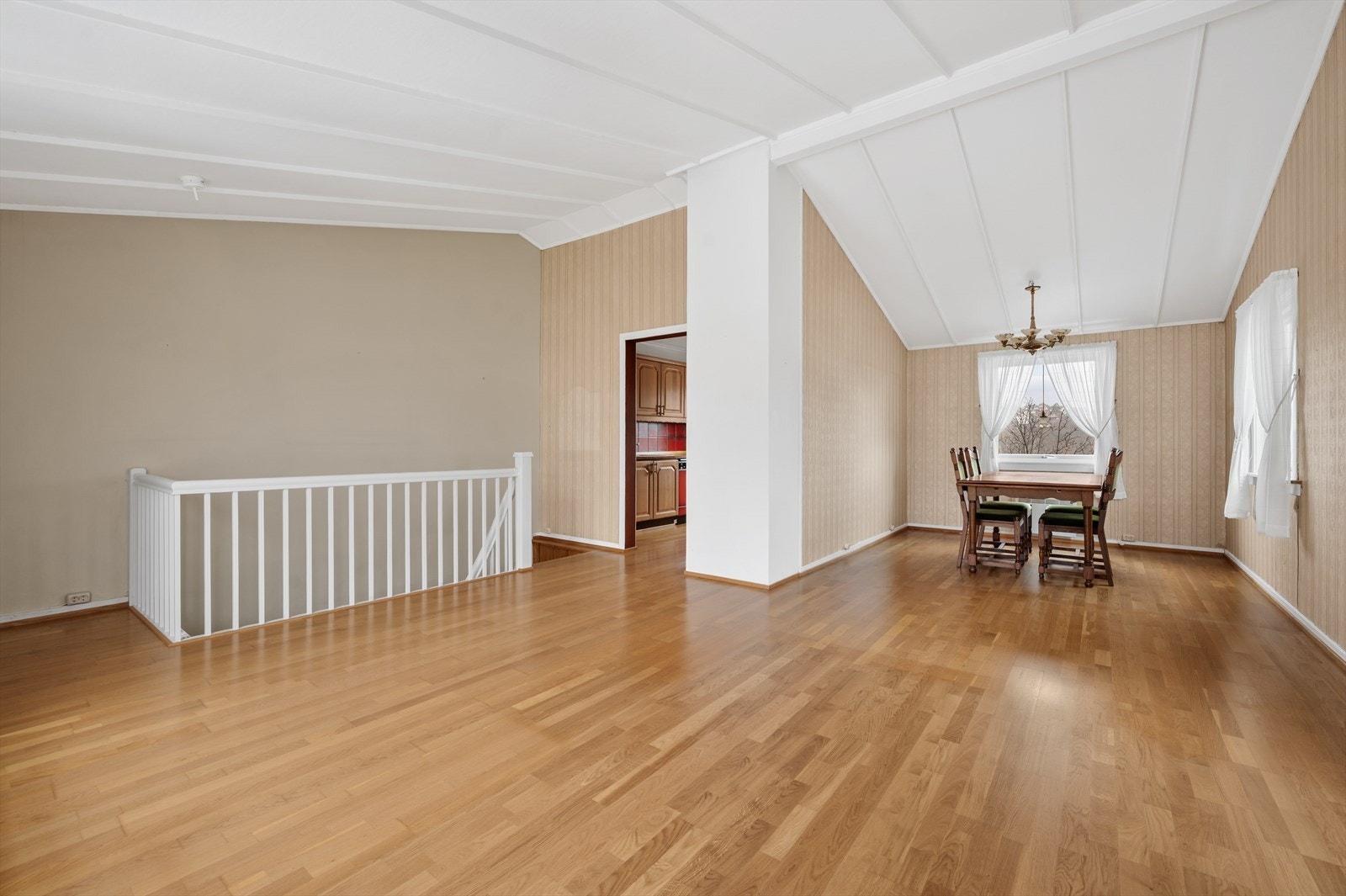 Stue i 2.etasje med trappeadkomst fra 1.etasje Galleribilde