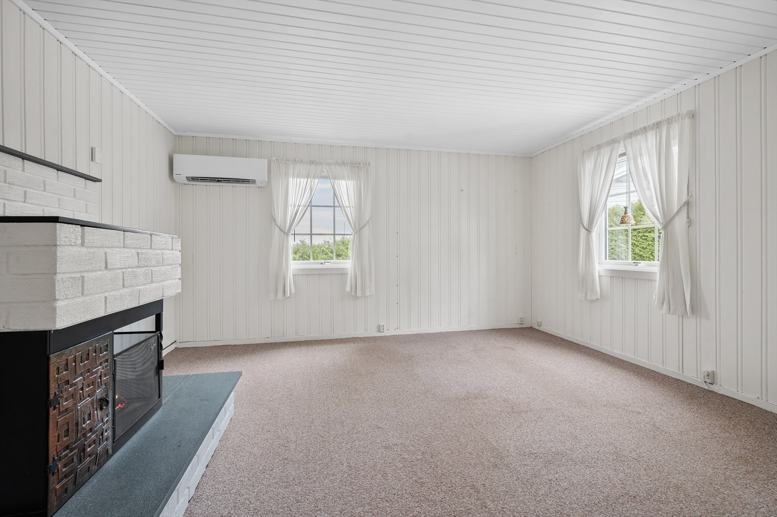 Peis med tidligere parafinovn (denne er frakoblet). Panasonic varmepumpe er montert. Galleribilde