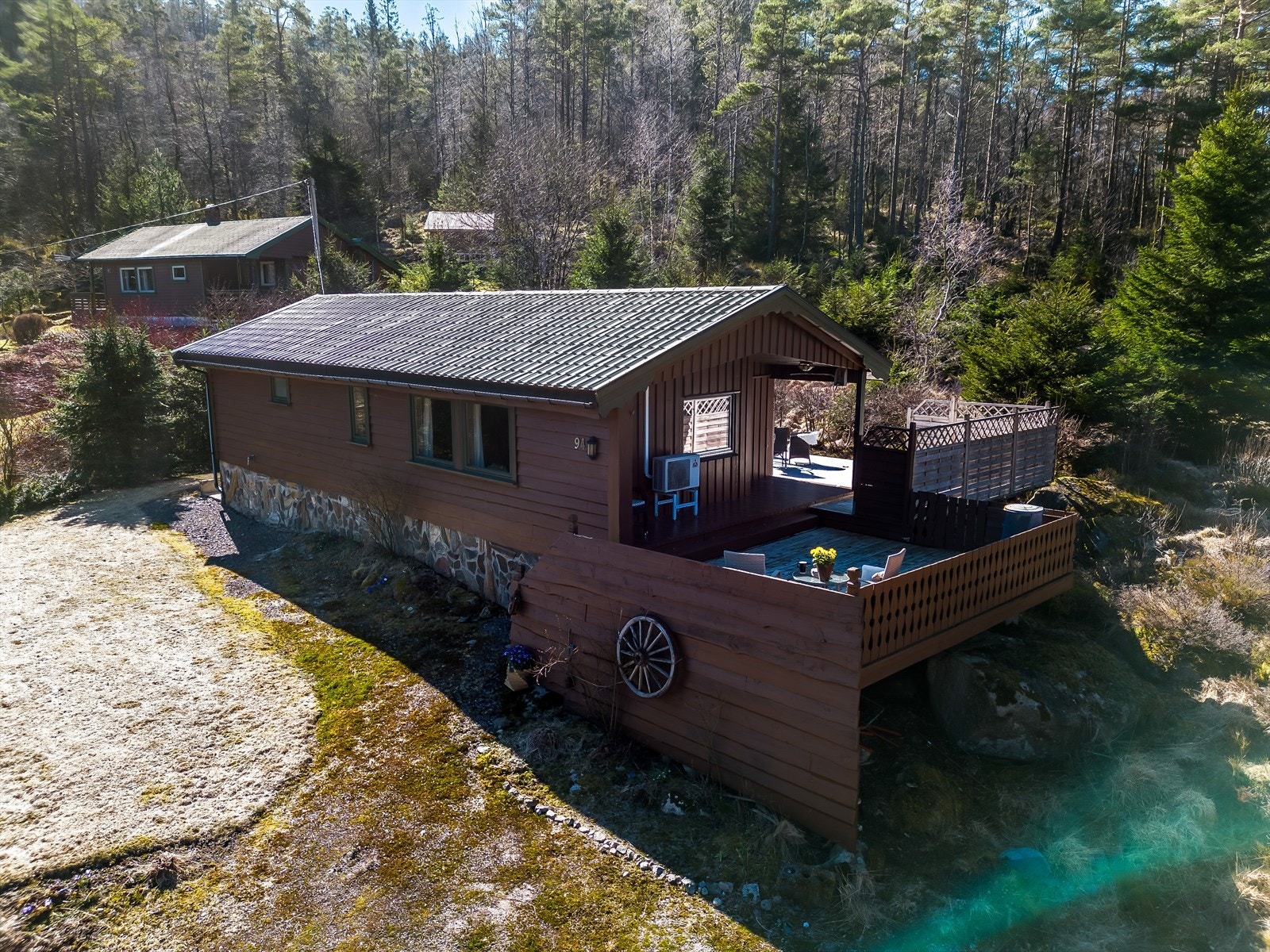Idyllisk beliggende i naturen med vann i forkant. Galleribilde